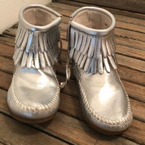 Minnetonka silver fringe bootie size 11 NWT